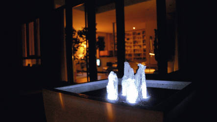 Illuminierter Springbrunnen bei Nacht